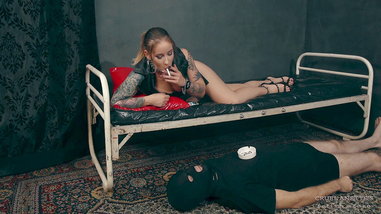 Cruel Anettes fetish world: Cobalah untuk tidak batuk!