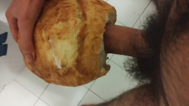 Francesco Spinozzi: Ngentot sama loaf of bread