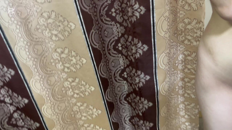 Roben: Dua pasangan kekasih di balik jendela