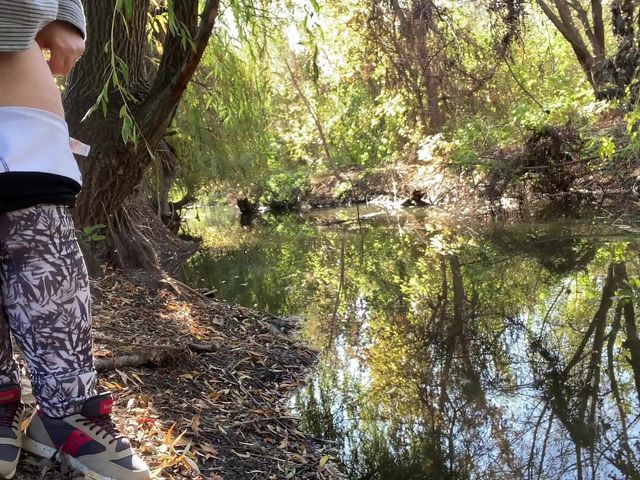 MILF dressed in leggings pissing in the river (SoloRussianMom)