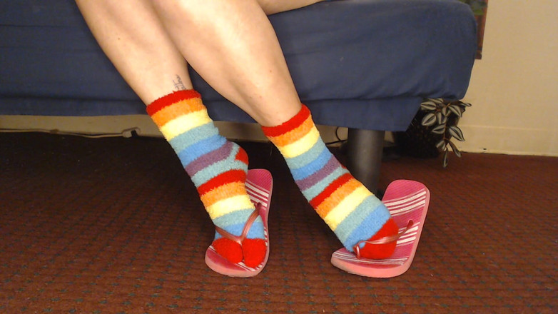 Abby Anna: Rozmyte skarpetki w różowych klapkach