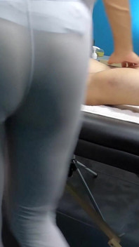 Un mari regarde sa femme | Un masseur touche sa bite sur le corps de ma femme | Baise à la bosse dans un centre de massage
