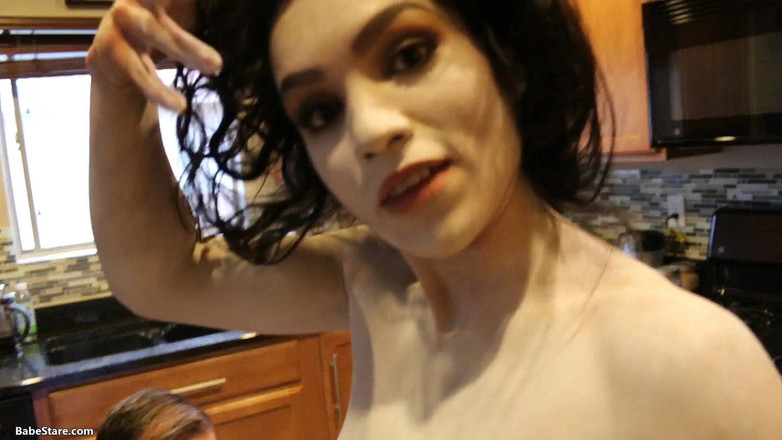 Babe Stare: Tia satisfaz algum fetiche estranho para este vídeo solo