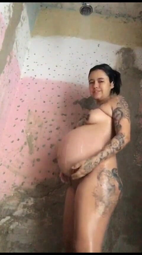 Dalyla: Czy podoba ci się, jak kąpię mój gigantyczny brzuch