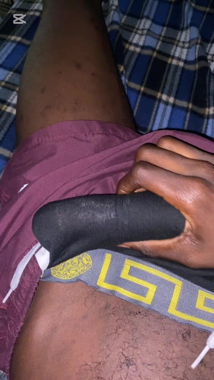 Slimniqqa: Přistižen při hlazení velkého černého péra na koleji, část 2