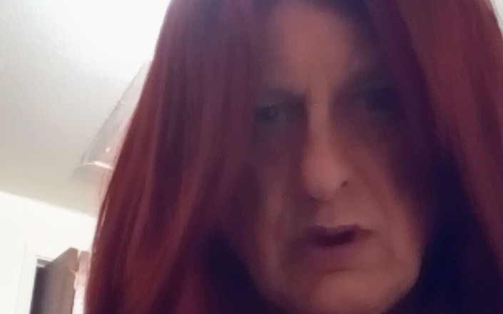 Patti Xdresser: Patti memamerkan payudara kecilnya dengan puting besar sambil meminta cowok...