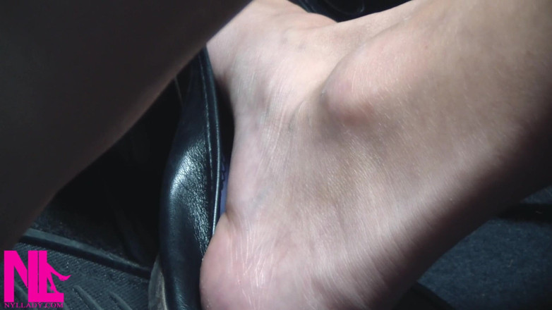 Nyllady: en rijden in zwarte leren flats op blotefeet
