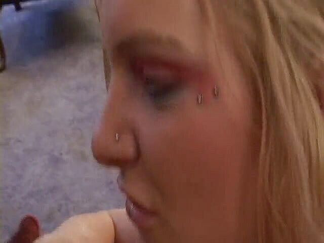 Girls of Desire: Hete brunette en blonde lesbiennes nemen een lekkere roze dildo...