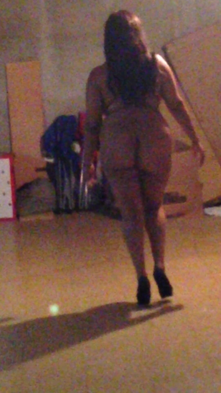 Vicki Bam: Nude Catwalking in Heels