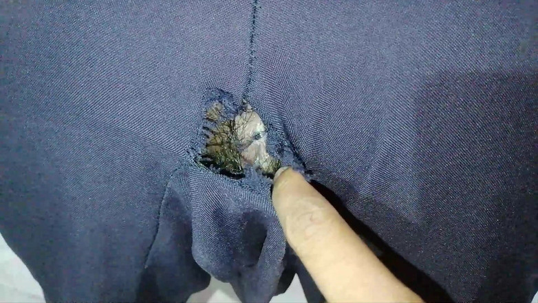 Sweety In Bed: 妻のタイトなマンコの友人であるアイアンが、破れたドレスを着て部屋に戻ってきました。