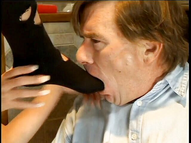 2 Girls 1 Guy: दो सेक्सी लड़कियां बूढ़े आदमी का लंड खुश कर रही हैं