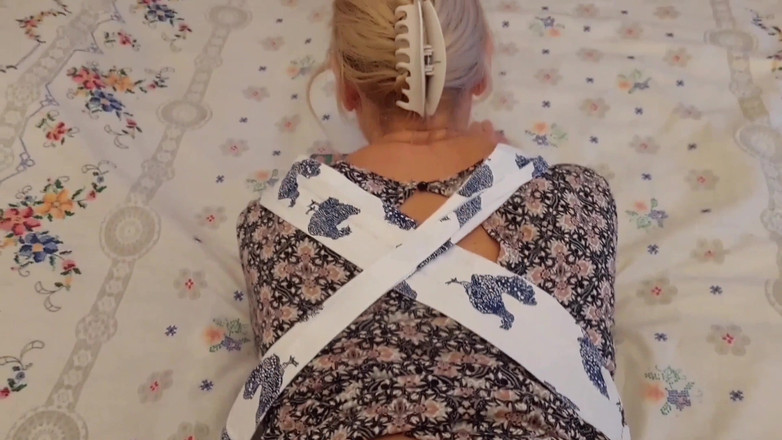 Selena701: 金发熟女人妻享受半衣性爱