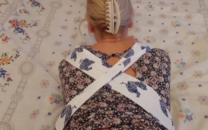 Selena701: Amateur rubia madura esposa disfruta del sexo a medio vestida