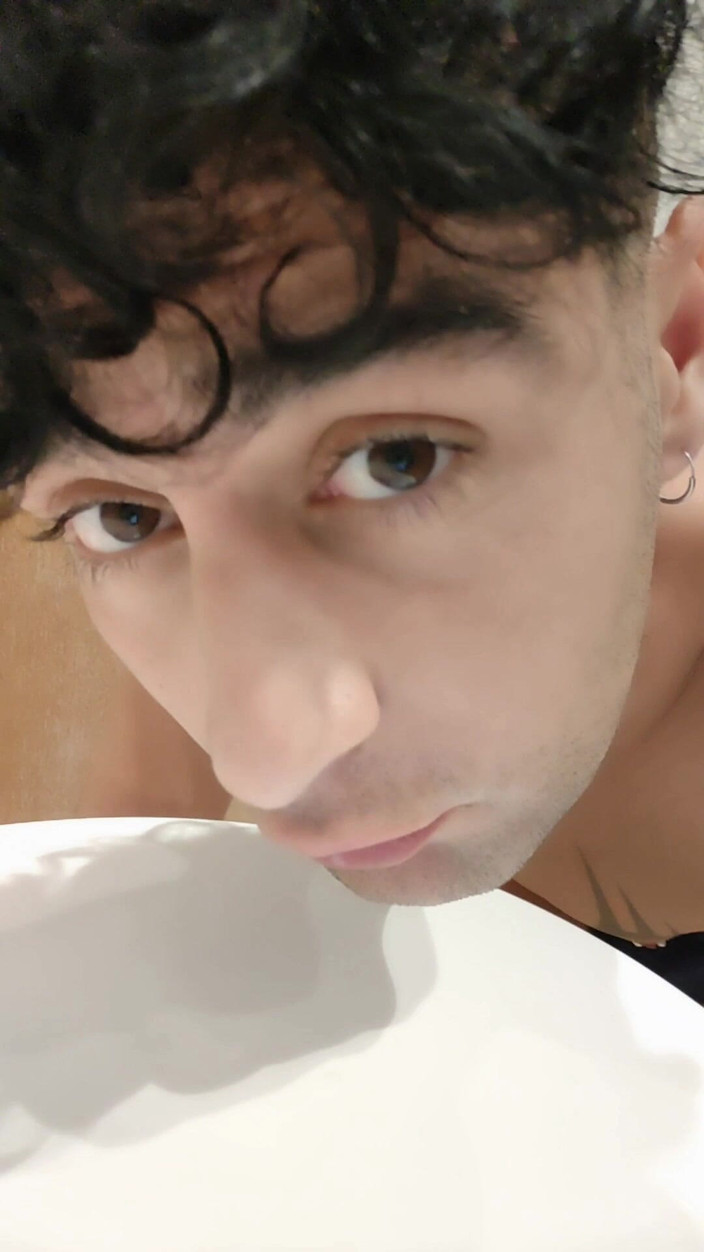 Idmir Sugary: Плювання хлопців, сперма і облизування його знову у ванній кімнаті готелю - гра зі спермою