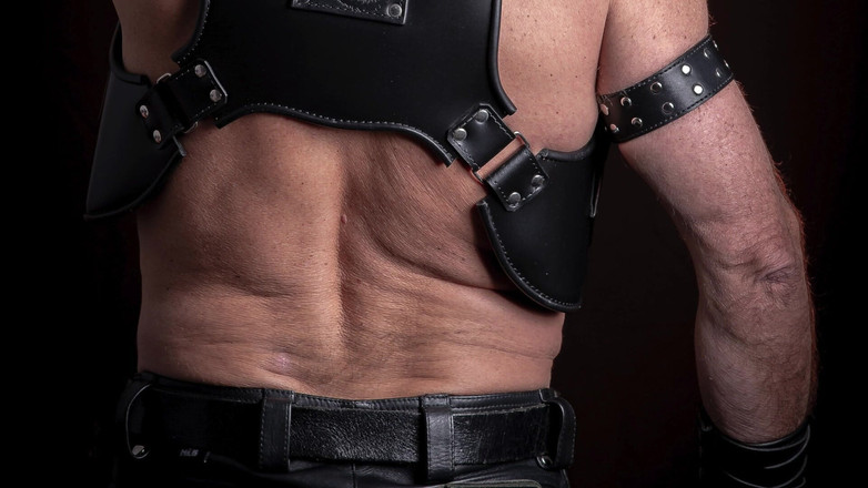 MusclesCigarsFFPig: Un Papa Jouant Aves Ses Tétons Et Fumant Sa Pipe...