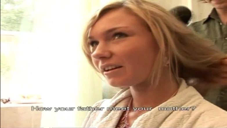 Vintage megastore: Vyzvednutá blonďatá děvka zkouší castingový gauč.