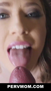 PervMom - Pervers styvmamma (Kagney Linn Karter) suger styvson kuk