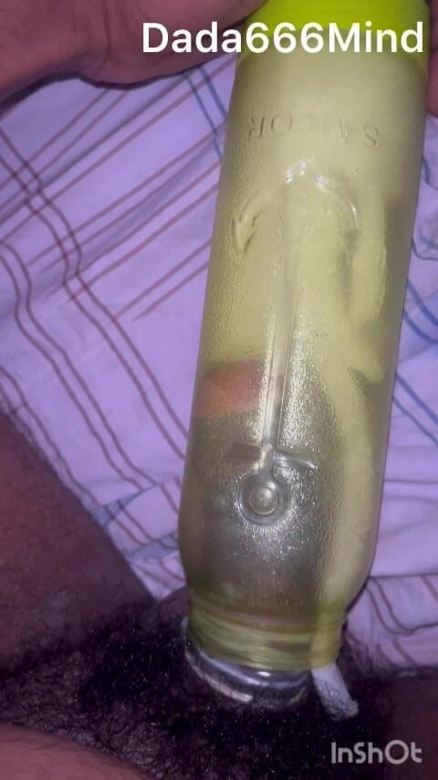 Zingaa: Junge mit wasserflasche-muschi - er fickt sich