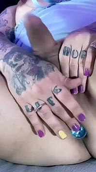Malá prsa, Velký péro a Těsný zadek. Emma Ink si hraje s análním kolíkem