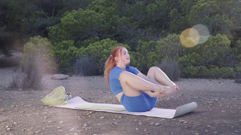 Sheryl X Sinclair: Yoga nella foresta all'aperto con bambino felice posa!