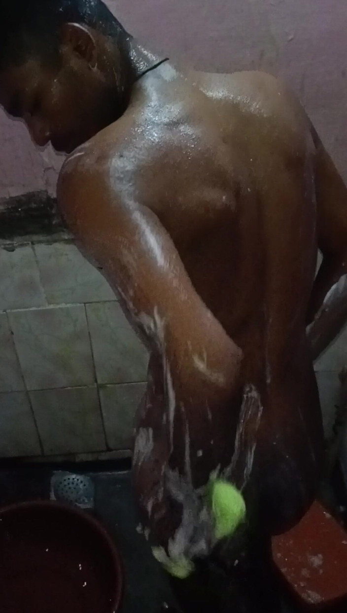 Arvind6355: Nikmati mandi di bilik mandi dengan air sejuk