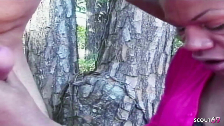 Shemale TS Collection: Czarny shemale z ogromnym kutasem fucked na zewnątrz przez facetów