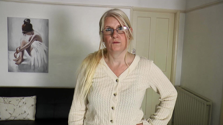 Britishmilf: Религиозная мамочка превращается в голодную до члена шлюшку