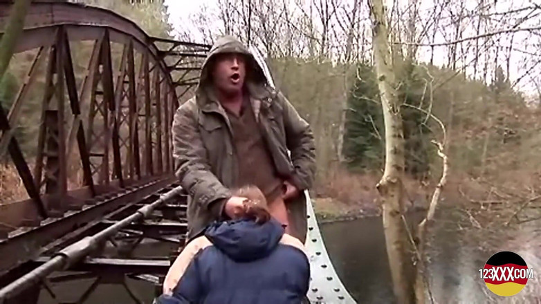 123XXX - Fucked Amateurs in Germany!: Süße brünette hat nichts dagegen, im regen zu lutschen und...