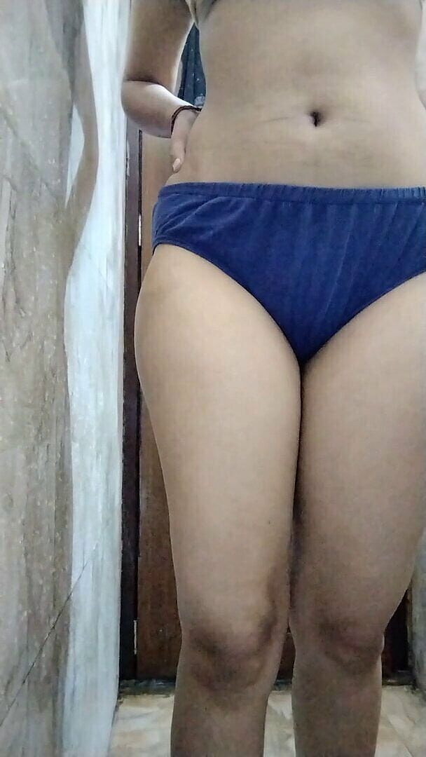 Riyathakur: युवा कॉलेज लड़की गर्म नाभि के साथ तंग चूत नहा रही है