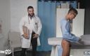 Twink pop studio: Twinkpop - Le Dr Tony D'Angelo regarde à travers le gloryhole qu'il...