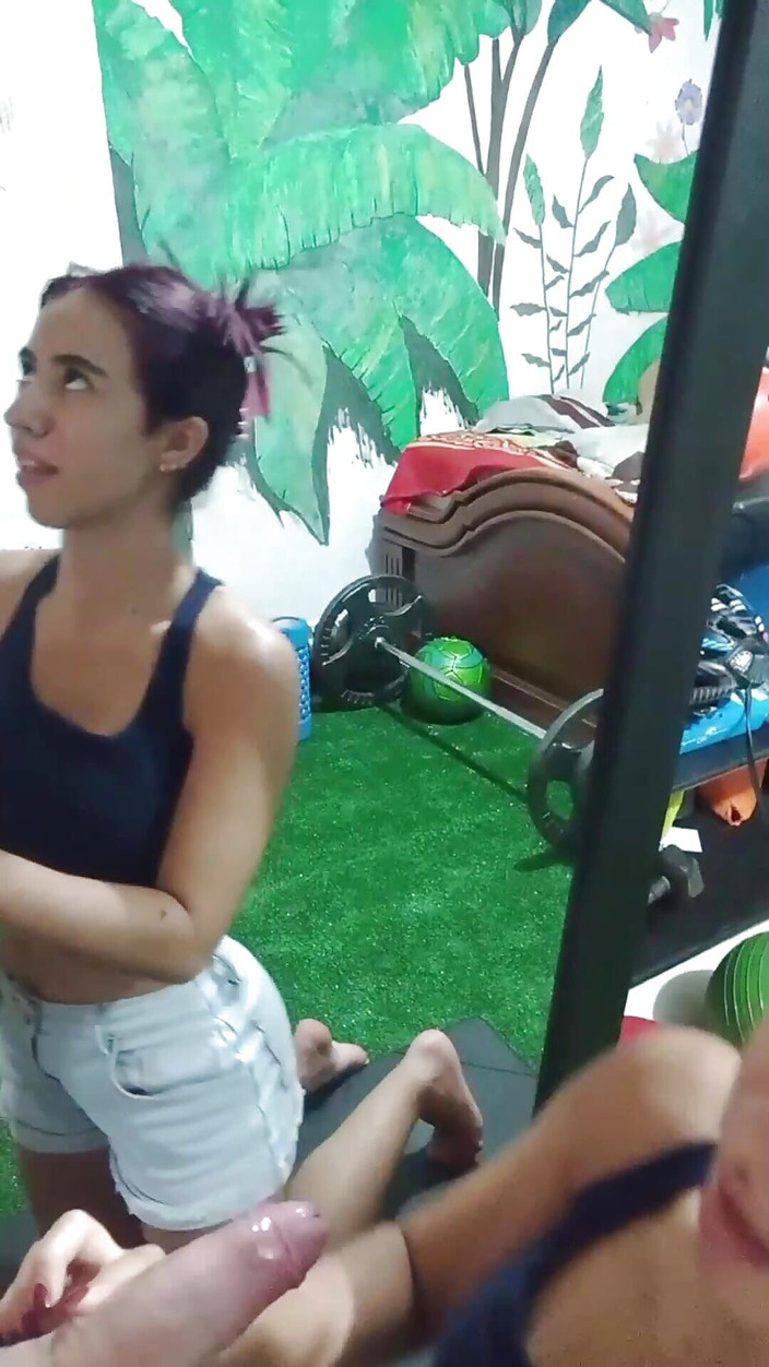 bitchsultry: बड़ी वाली शर्मीली कॉलेज छात्रा 18 साल की लड़की कक्षा में नहीं जाती और अपने बॉयफ्रेंड के घर जाती है