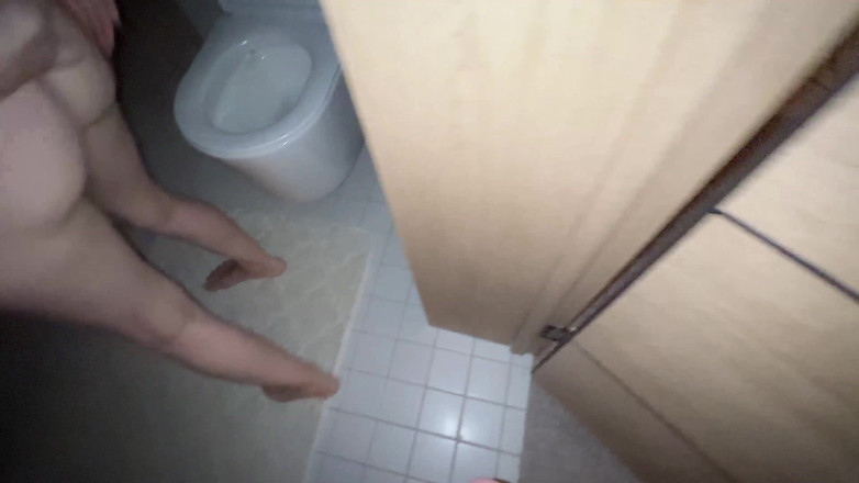 Gigi oficial: Pria 69 tahun minta aku memfilmkan aku lagi kencing