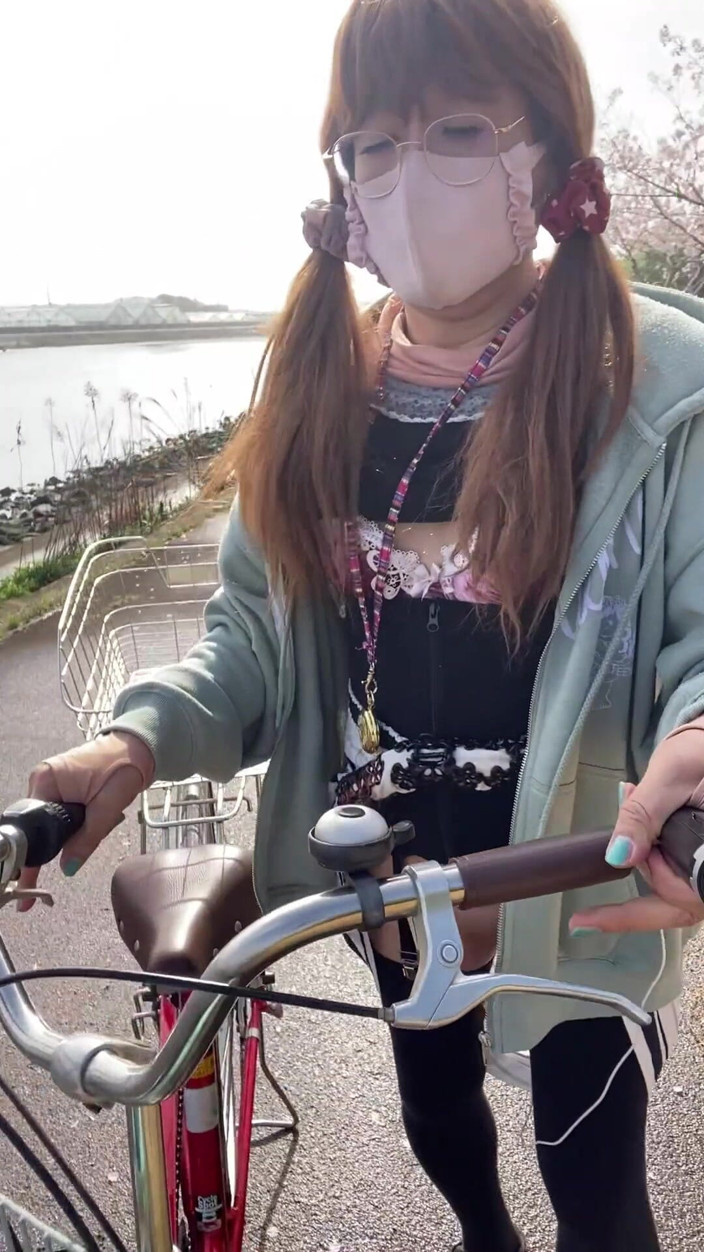 megu2002: No. 185 Exposing My Pussy on the Embankment