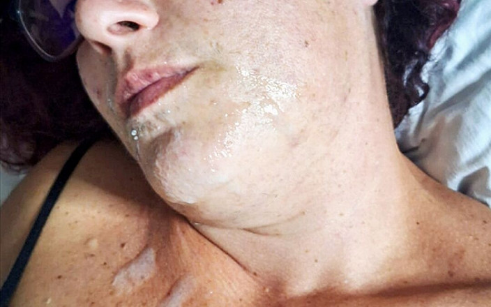 Chupita84: Chupita84 dijilat dan dicrot di muka