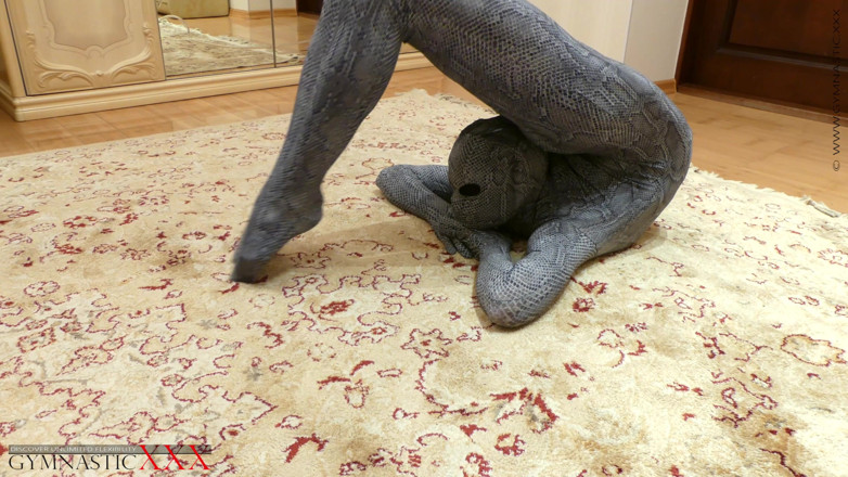 Gymnastic: Reina de la contorsción en traje de spandex