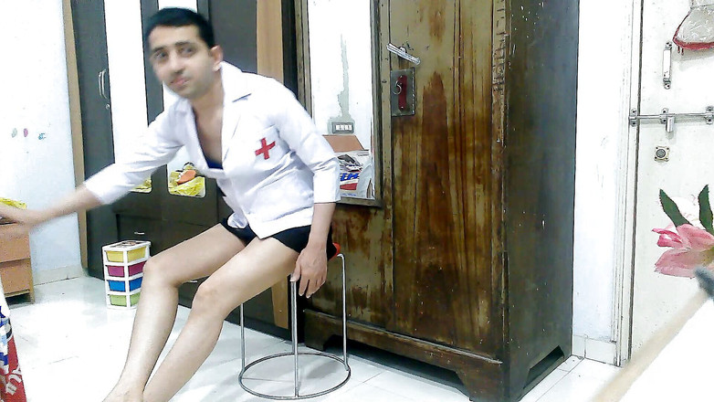 Cute & Nude Crossdresser: हॉट बहिन क्रॉसड्रेसर फेमबॉय स्वीट लॉलीपॉप नर्स की वर्दी में योग सिखा रही है।