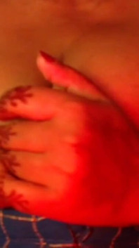 Heißes desi-mädchen, dicke möpse zeigen und nippel kneif