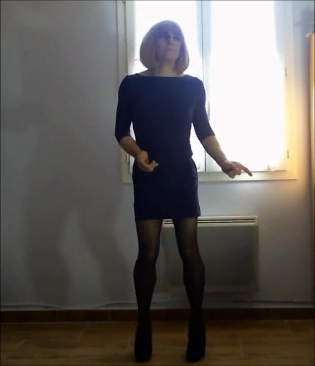 Faustine: Crossdresser Faustine sexy dance.