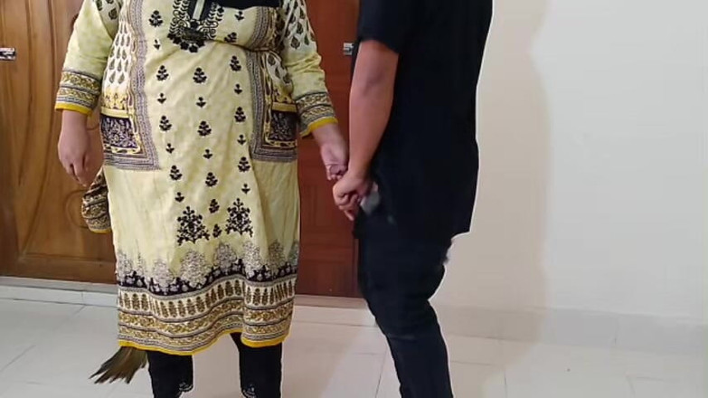 Aria Mia: 潘贾比热辣女仆打扫我的房间，然后我给她肛交，因为我的妻子今天不在家