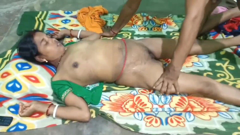 Sumitra-bhabi: Dnes byla moje nevlastní sestra nahá.