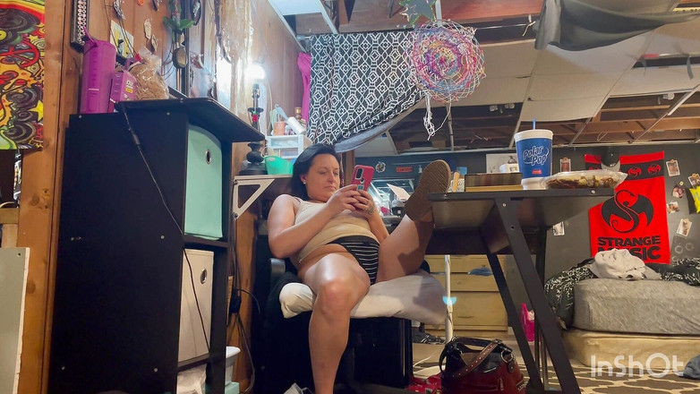 July: 观看色情片试图在我丈夫淋浴之前赶快和射精