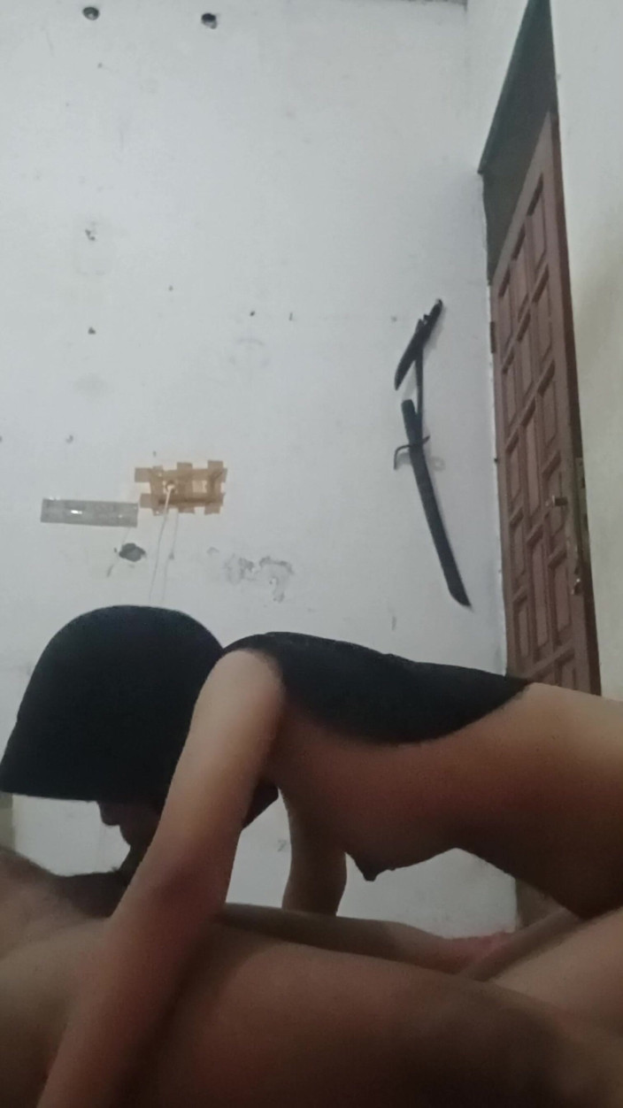 Theresia Nirvana: Studentă de 18 ani cu voală hijab care face hiper-sex