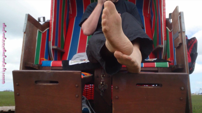 Carmen_Nylonjunge: Snapshot of my nylon feet in the beach 2 - Vacation Wangerland -