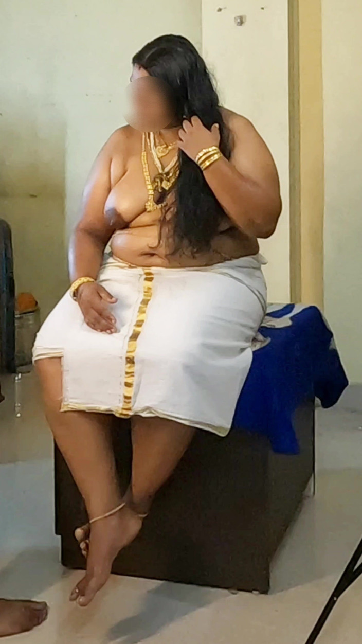 Anne Ipe: Indianka w tradycyjnej sukience, sesja zdjęciowa topless w biżuterii