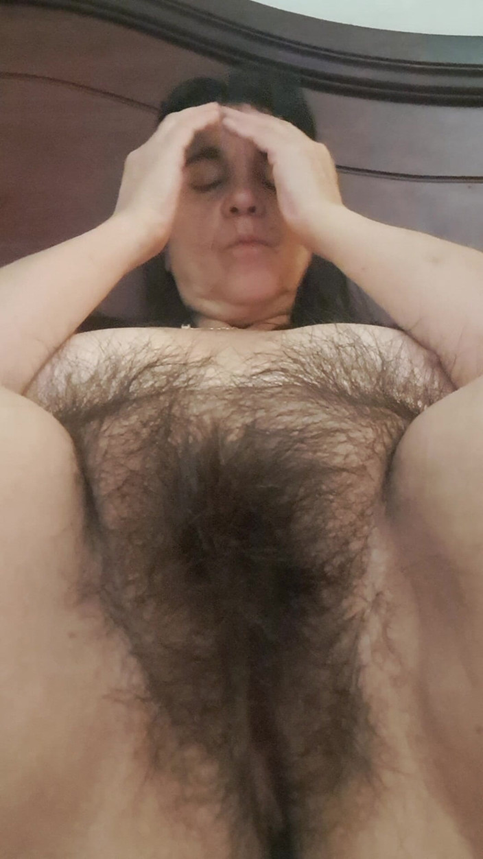 Mommy big hairy pussy: Milf masturbándose rico
