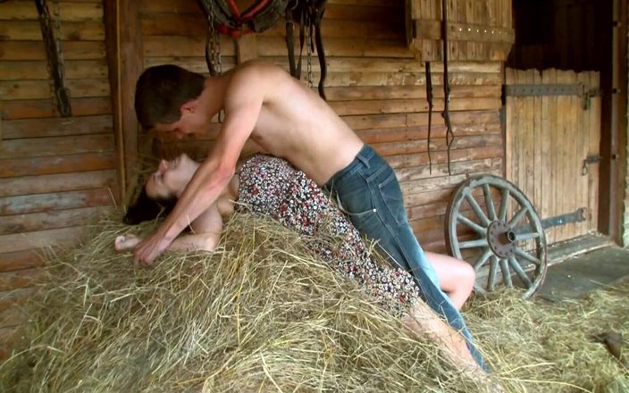 Anal dirty wish with teen: Tânărul fermier este sedus și futut de șeful său