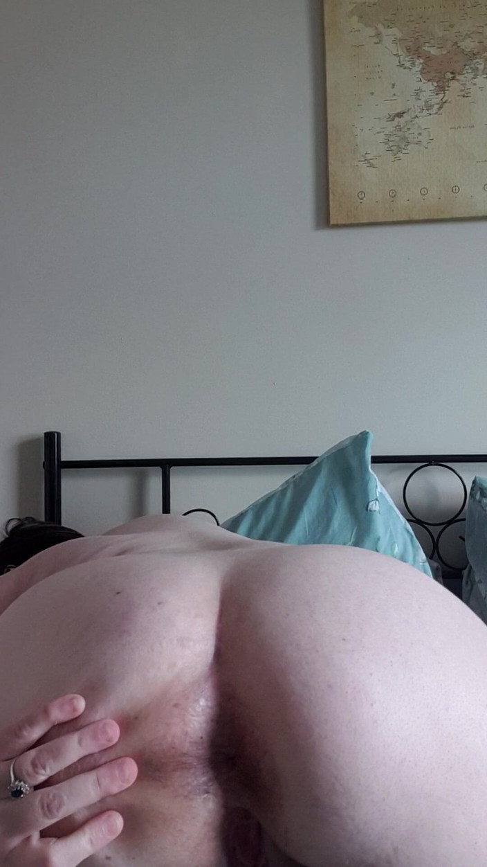 Littlevixen: Cewek ini lagi asik mainin memek dan toketnya sambil ngomong...