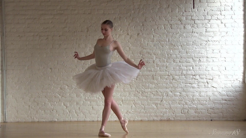 Stunning18: Ballerina Exercising
