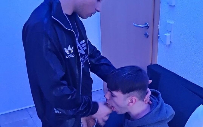 boyzxy212: Un scally utilise la bouche de sa salope gay pour...