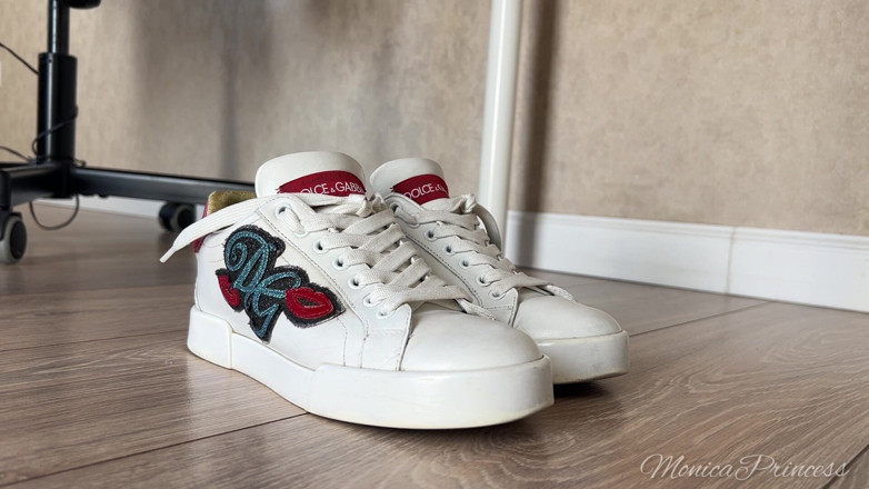 Princess Monica: Kaki mengusik dalam kasut sneakers, bertelanjang, kasut tumit tinggi
